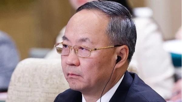 2025年11月17日，时任中共国家金融监管局局长李云泽在北京钓鱼台国宾馆与德国副总理兼财政部长拉尔斯·克林拜尔（Lars Klingbeil）举行高级别会晤。（图片来源：MAXIM SHEMETOV/POOL/AFP via Getty Images）