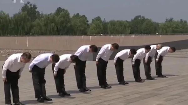 7月28日李强到唐山,按照习近平10年指明的三鞠躬方向鞠躬(图片来源:视频截图)