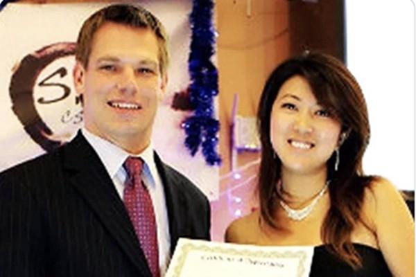 方芳与前加州众议员埃里克‧斯沃韦尔（Eric Swalwell）的合影。（方芳的Facebook截图）
