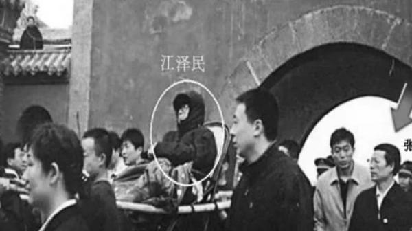 江泽民出游山东，张高丽派人抬轿，大拍江的马屁。（网络视频截图）