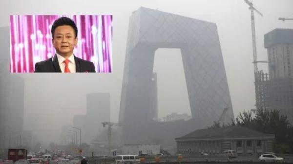 朱军引爆央视男主播丑事。（图片来源：看中国合成图。背景图片来自Getty Image/ 朱军图片来自维基百科/维基小霸王/CC BY-SA 3.0） 
