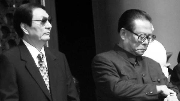 1992年4月邓小平在视察首钢时大力夸奖朱镕基，外界认为邓小平曾打算用朱换掉江泽民。（图片来源：Getty Images）