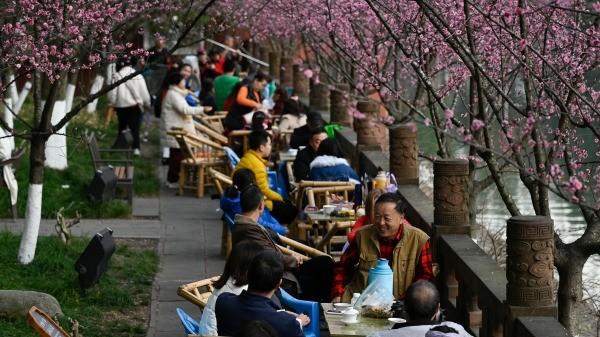 河边的茶坊（图片来源：WANG ZHAO/AFP via Getty Images）