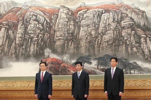 2017年10月25日,时任中共政治局常委韩正、王沪宁、栗战书出席在北京人民大会堂举行的媒体问候会。(图片来源:Lintao Zhang/Getty Images)