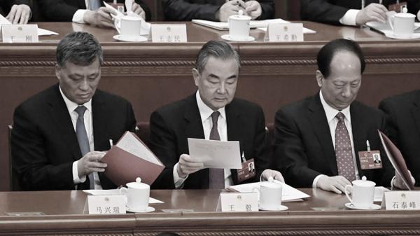 马兴瑞此前在北京参加会议（左一）。（Getty Images）