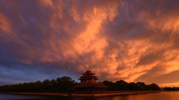 日落时紫禁城附近的一座角楼。（图片来源：JADE GAO/AFP via Getty Images)