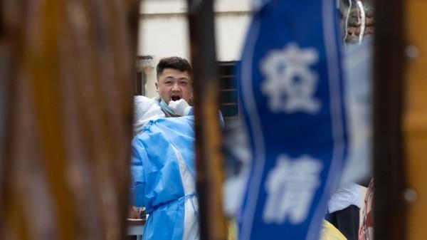 2022年6月18日，上海一个住宅社区居民接受COVID-19测试。(图片来源:：Hugo Hu/Getty Images)