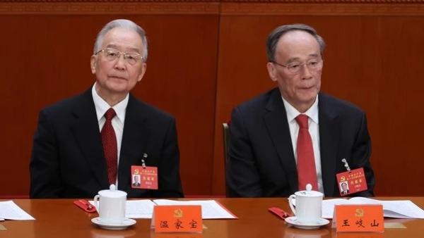 2022年10月22日，前中共国务院总理温家宝与时任中共国家副主席王岐山出席中共二十大闭幕式。（图片来源：Lintao Zhang/Getty Images）