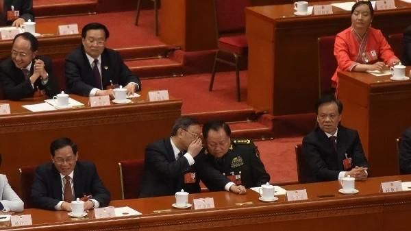 2018年3月17日，在中共第十三届全国人民代表大会第一次会议第五次全体会议期间，时任中共国务委员杨洁篪（左二）与中央军委副主席张又侠（右二）交谈。（图片来源：Etienne Oliveau/Getty Images）