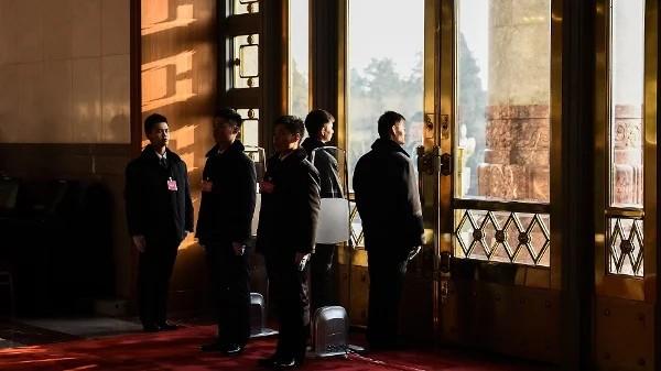 2018年3月19日，中共第十三届全国人民代表大会第七次全体会议召开前，中共警卫人员在人民大会堂内站岗。（图片来源：Etienne Oliveau/Getty Images）