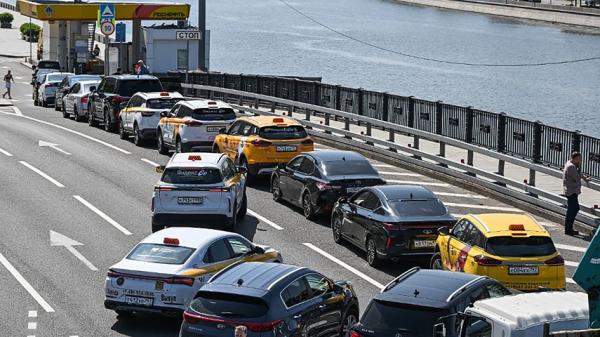2026年7月3日，莫斯科民众在俄罗斯国家石油公司（Rosneft）的一家加油站排队加油。（Igor IVANKO/AFP via Getty Images）