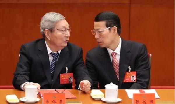 2017年10月24日，在北京人民大会堂举行的中共第十九次全国人大闭幕式上，中共前总理朱镕基（左）与时任中共副总理张高丽交谈。（图片来源：Lintao Zhang/Getty Images）