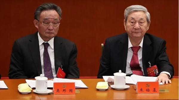 2017年10月18日，中共前全国人大委员长吴邦国（左）和中共前总国务院理朱镕基出席在北京人民大会堂举行的中共十九大开幕式。（图片来源：Lintao Zhang/Getty Images）