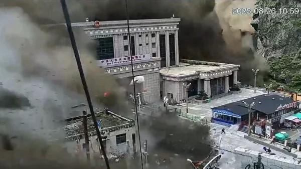 西藏日吉隆口岸8月26日突发泥石流造成重大人员伤亡、失联，惊慌逃离的人群瞬间被吞没。（图片来源：视频截图）