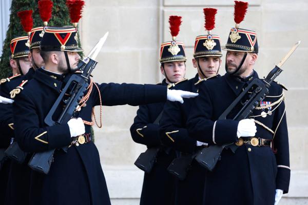 法国共和国卫队在爱丽舍宫前准备迎接到访的国家元首。（LUDOVIC MARIN/AFP via Getty Images）