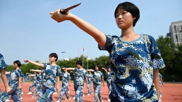 2022年8月21日,河北省邯郸市高中学生在新学期前参加军训。(图片来源:STRAFP via Getty Images)
