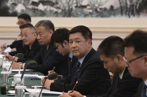 2024年6月20日,中共公安部部长王小洪(中)在北京一家酒店与时任美国国家毒品管制政策主任拉胡尔·古普塔(Rahul Gupta)举行会议。(图片来源:NG HAN GUAN/POOL/AFP via Getty Images)