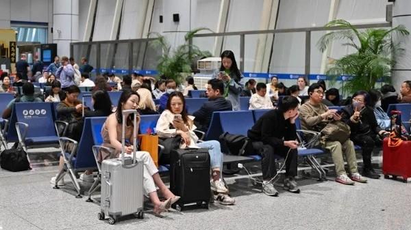 2025年4月12日,旅客们在浙江的义乌机场候机。(图片来源:ADEK BERRY/AFP via Getty Images)