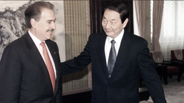 朱镕基（右图，NATALIE BEHRING / POOL / AFP via Getty Images）