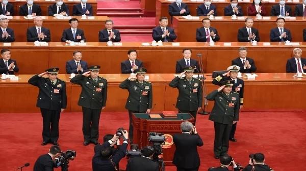 2023年3月11日,在北京举行的全国人民代表大会第四次全体会议上,中华人民共和国中央军委副主席张又侠和何卫东(前排)与新任中央军委委员一同宣誓就职。(图片来源:Lintao Zhang/Getty Images)