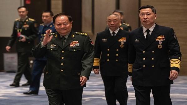 2024年4月22日，时任中共中央军委会副主席张又侠抵达青岛，在西太平洋海军研讨会开幕式前与会人员合影留念。（图片来源：Kevin Frayer/Getty Images）