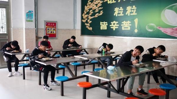 2020年4月17日，安徽省泾县一所中学学生在食堂吃午餐。示意图（图片来源：Yves Dean/Getty Images）