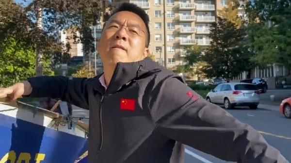 2026年9月22日上午，一名男子暴力毁坏多伦多中领馆前的真相横幅和展板，并发出死亡威胁。（视频截图/法轮功学员提供）