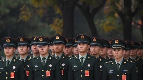 2017年10月25日，在中共中央政治局常务委员会成员名单公布后，中共士兵在北京人民大会堂外列队。（图片来源：GREG BAKER/AFP via Getty Images）