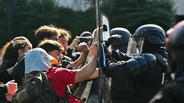 2026年10月1日,法国巴黎北部欧贝维利耶(Aubervilliers),防暴警察在勒・柯布西耶中学(Le Corbusier)外与封锁校园的抗议学生对峙。(图片来源:LOU BENOIST / AFP via Getty Images)
