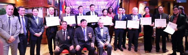 当日授勋仪式合影。前排左起:柬埔寨王国海外公民联盟主席Richard MOEUNG、法中文化交流促进中心主席、法国精英贡献学院协会亚洲代表蔡垂彪(前排中),法国精英贡献学院协会主席Jean Paul de BERNIS(前排右一)。(摄影:林莲怡/看中国)