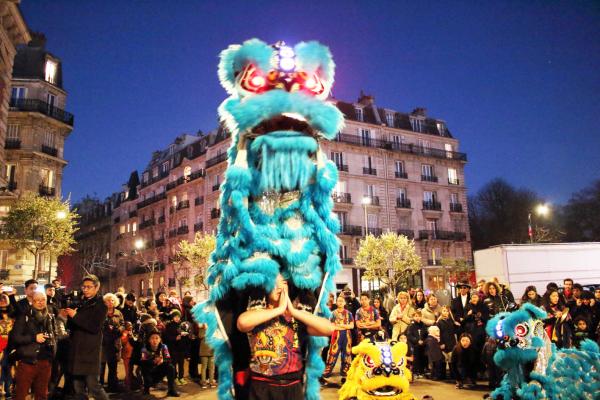 当晚的舞狮表演(摄影:林莲怡/看中国)