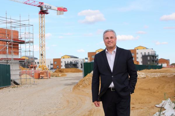 布希市的市长杜波斯克摄于布希市未来Sycomore现代化生态区的建筑工地。他于2005年来到布希市，2008年当选为市政顾问，2014年成为副市长，2016年被选为市长，他也是马恩河谷（Marne-la-Vallée）新城地区的公共规划主席。（摄影：林莲怡/看中国）