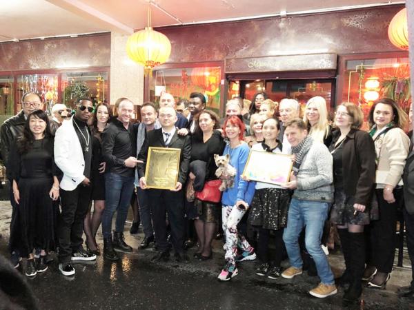 蔡老板与当晚参加颁奖活动的嘉宾合影。(摄影:看中国)