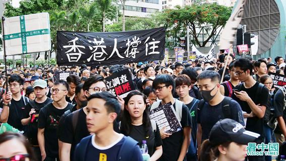 国安法让不少港人绝望,恐惧将彻底失去仅有的自由、人权和法治,纷纷考虑移居海外。但一大部分香港人选择留下来,继续守护家园。(看中国摄影)