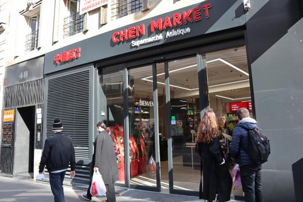 位于巴黎老佛爷商场对面的中国红亚洲连锁超市新店开业（摄影：林莲怡/看中国）