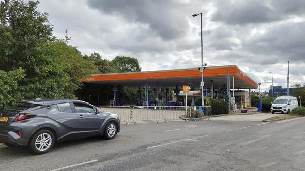 日前因卡车司机严重短缺以及民众恐慌性购买,英国众多加油站缺油。(摄影:孙卫/看中国)