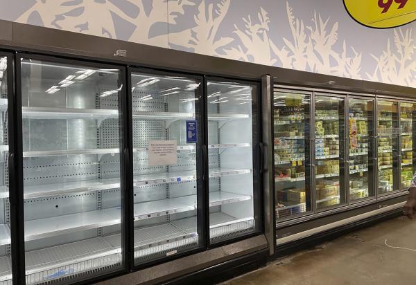 英国出现了货物短缺,一些超市的货架空空如也。(看中国摄影)